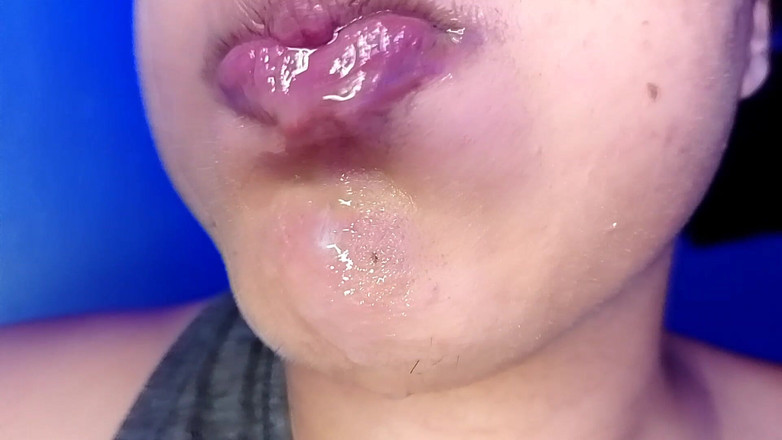 Elimoon: Чистю мои зубы и показываю тебе мои зубы (крупным планом)