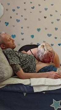 Blowjob sebelum pancutan mani daripada ibu tiri