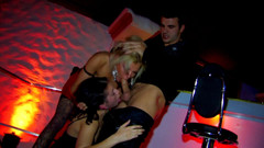 Hot Euro Girls: Dvě nadržené dívky jsou tvrdě ošukané