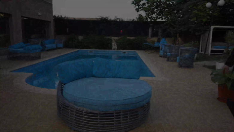 Romance with Love: A la piscine, il est facile de séduire, de baiser,...