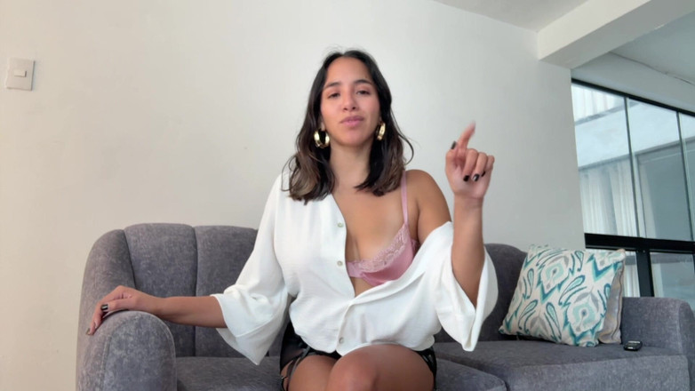 Goddess Alexa femdom: Wil jij ontmaskerd worden, pantyjongen?