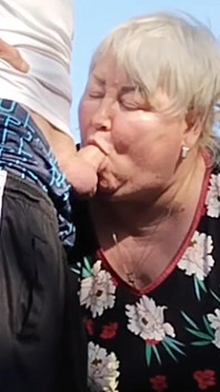 Tchýně mi drží ptáka, zatímco čůrám a pak ho saje na veřejnosti