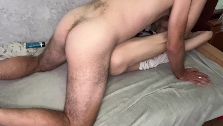 MaxHotty: Chanclas con papá peludo y caliente