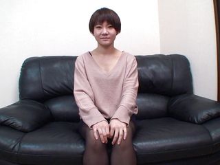 Japan Lust: Petite japonesa de cabelo curto adolescente é preenchida com gozada interna