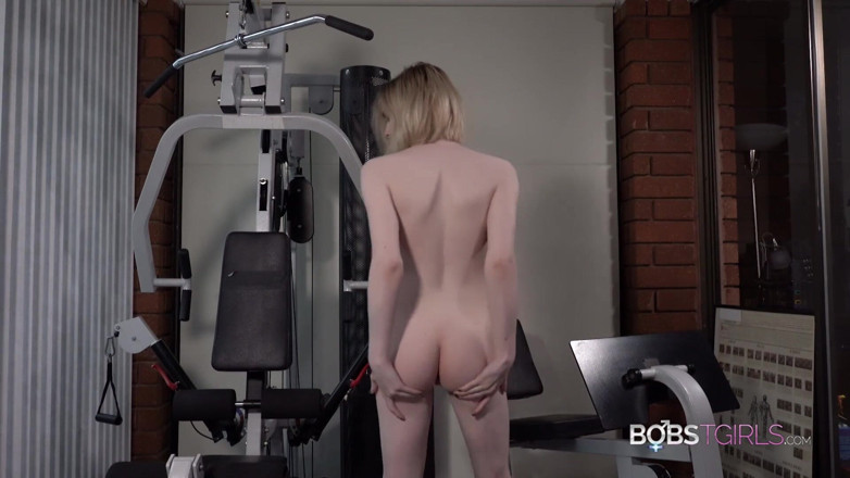Bobs Tgirls: Ella Hollywood stříká v tělocvičně