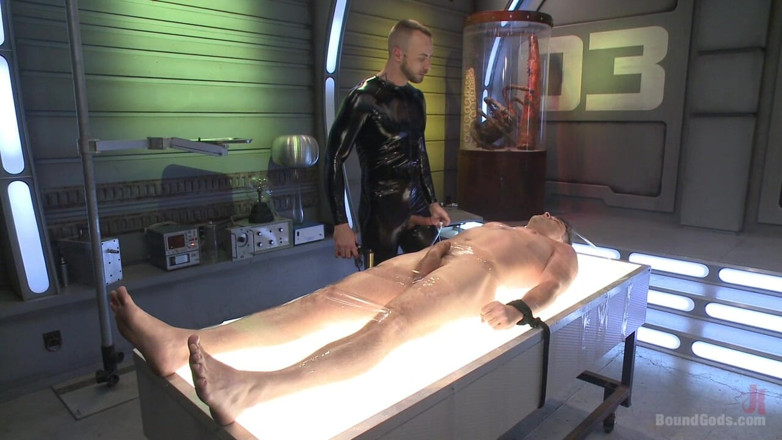 Bound gods: Follada: un extraterrestre retorcido experimenta en el culo de Lance...
