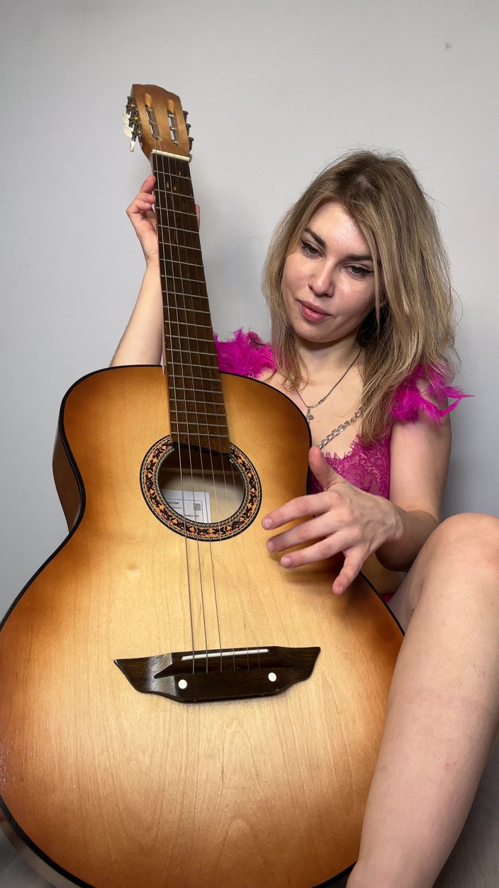 Misty Phoenix: Uwielbiam ładne dziewczyny i instrumenty muzyczne