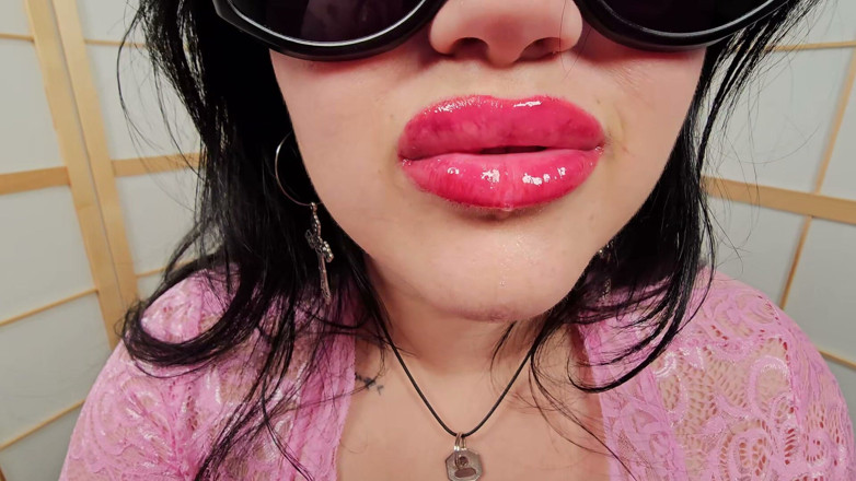 LuciaLatinaGomez: Hotwife Bimbo Awak Memberikan Lelaki Lain Selamba Dengan Bibir Barunya