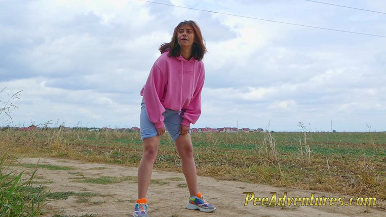Pee Adventures: Kebugaran yang intens di luar ruangan membuatnya kencing di celananya