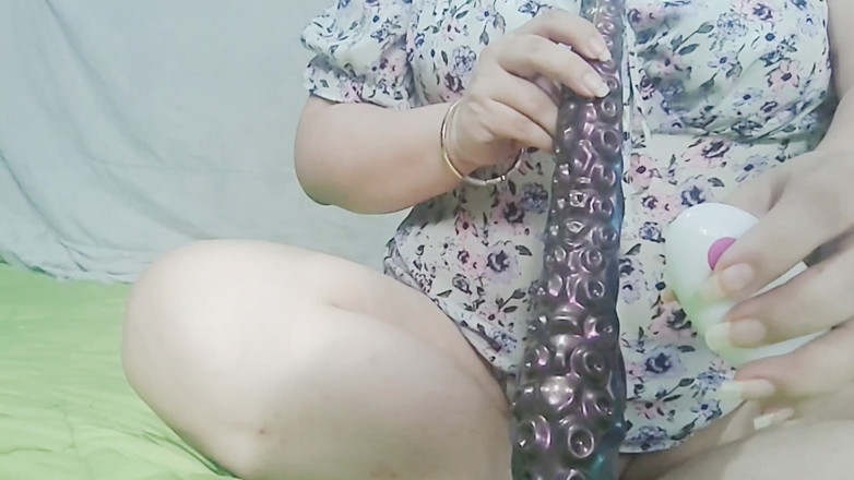 MassiveHungFoxy: Mature MILF Stepmom Looks for Someone to Put a Huge...
