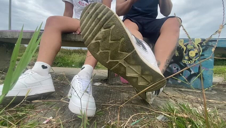 Mr Feet Colombia: Amici in Colombia Escono a Fumare Mentre Si Tolgono Le...