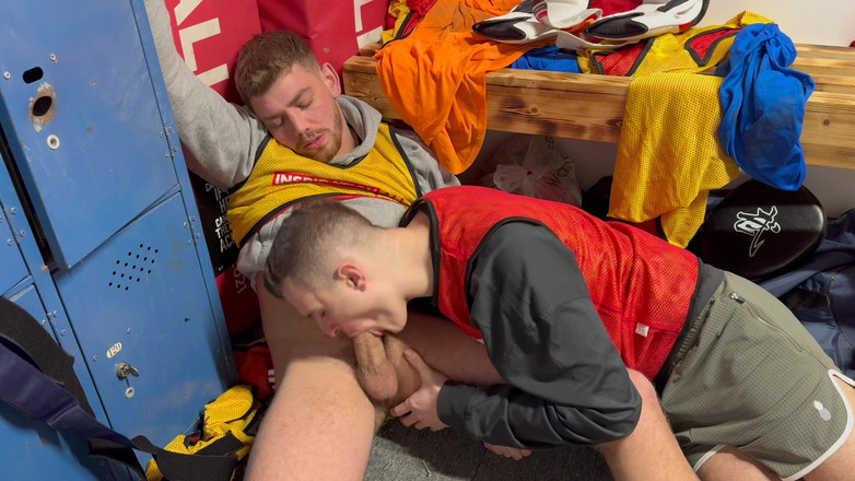 Jak Wycombe: Heteroseksüel genç kız soyunma odasında emiyor