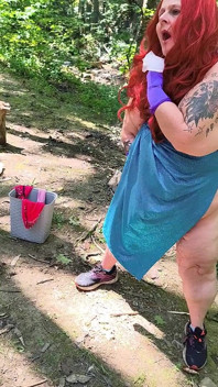 森の中でドレスをたくし上げると、彼女は潮吹きがめちゃくちゃです