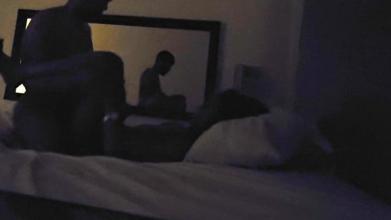 Afrocouple: Sert sikişiyor, inliyor ve düşük ışıkta çok çığlık atıyor