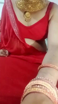 Travestito gay indiano con culo gaurisissy sprecato e gioca con le sue grandi tette in Rosso Saree con Heavy Jwellery