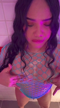 Ladyboy Kae si užívá hraní se svým Hermafrodit Funkce v sexy prádle.