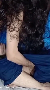 Indische desi mollige ehefrau gibt meinem nachbarn handjob und er packt ihre großen möpse während der live-webcam-show