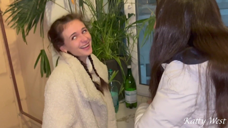Katty West: Recogemos dos bellezas con un amigo y las follamos duro. 2...