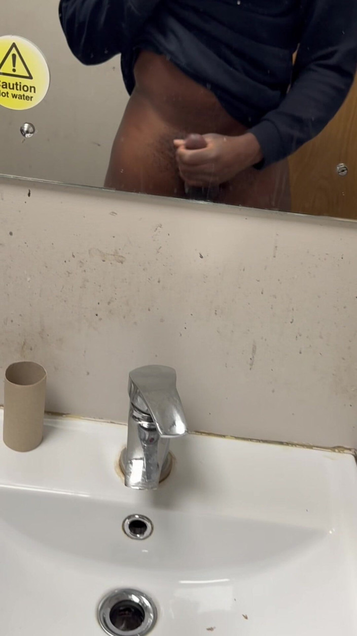 Moan forme baby: 職場のトイレでイく