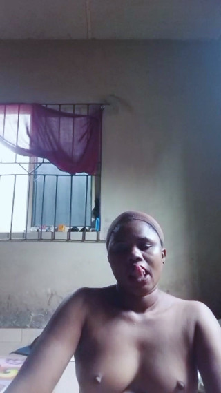 Lovelee: Chatte sexy sans ments