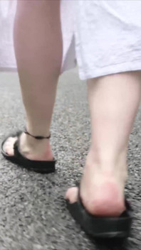 Papucii Birkenstock se distrează în băltoaca de ploaie
