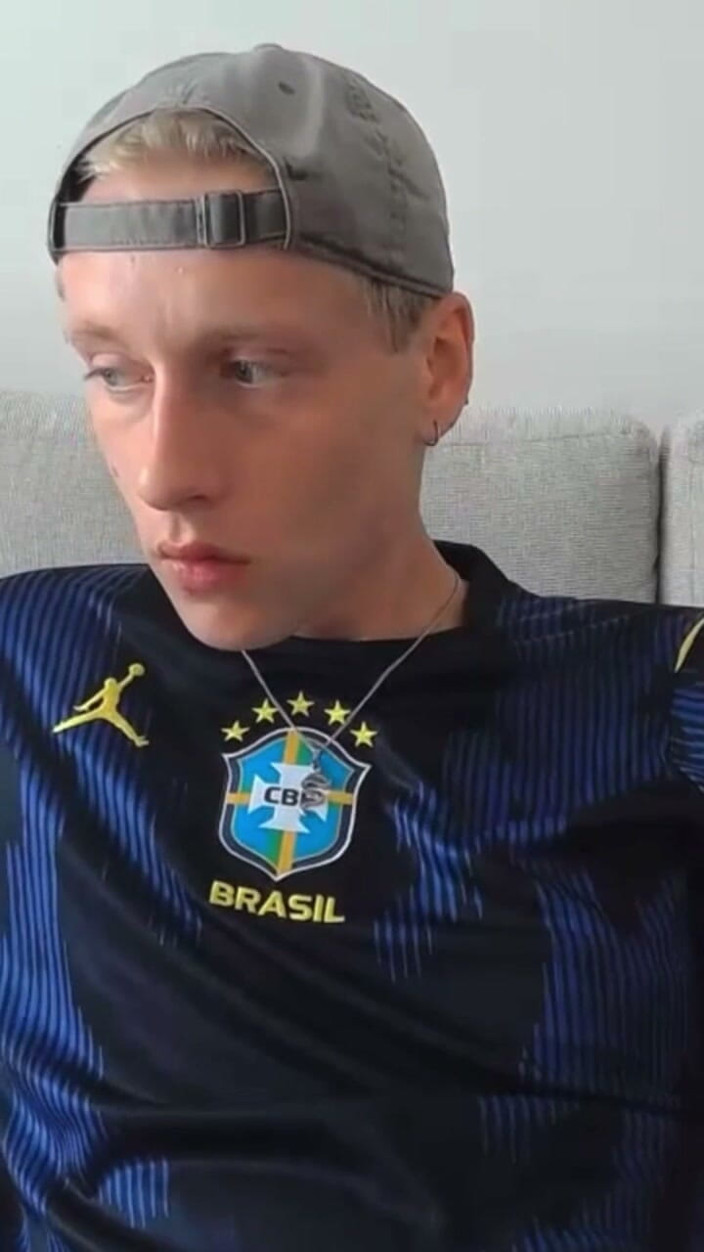 Axton Drake: Hermano cachondo atrapado masturbándose después de la práctica de fútbol