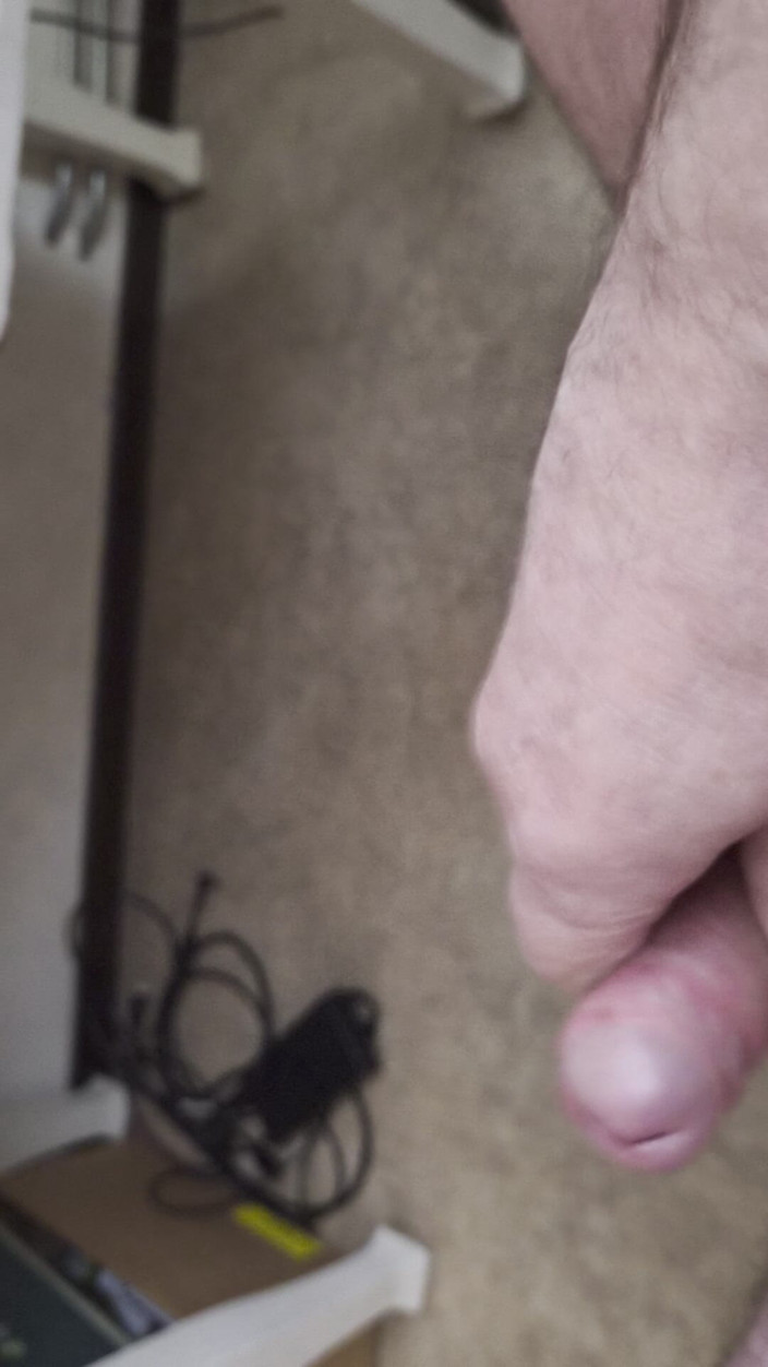 Pellefnatt: Il mio amico si siede su una sedia e si...