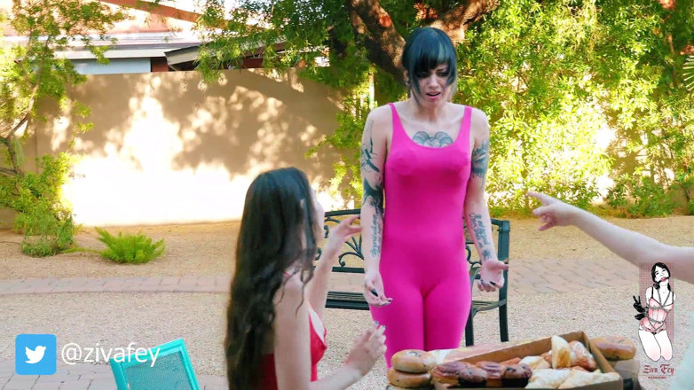 Ziva Fey: Ziva Fey - WAM Bratty, petit-déjeuner femdom avec Larzstord et Ruby...