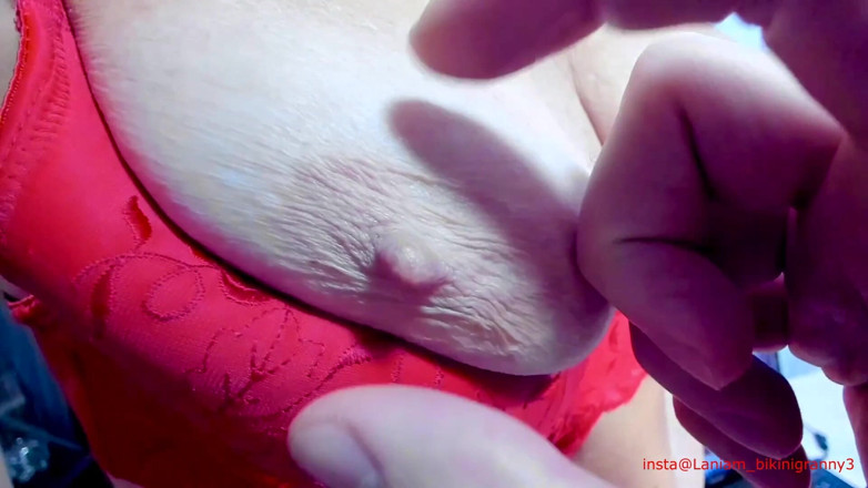 Ladyloveyoung60: La milf massaggia le tette del figliastro al seno