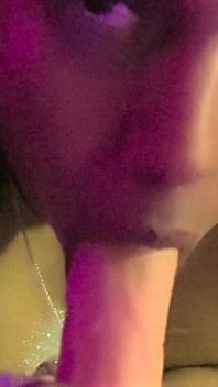 Saraboom – Das Onlyfans-Mädchen mit dem größten und saftigsten Hintern, den du je sehen wirst, heizt sich im Jacuzzi vor ihrem Gangbang auf