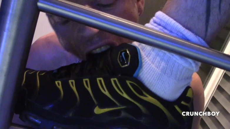 STRAIGHT BOY CURIOUS: Fucked bareback in sneakers in locker room