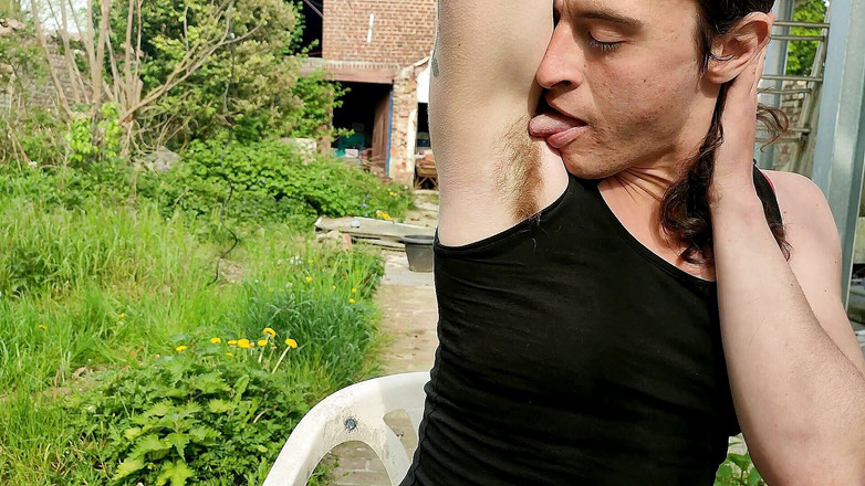 Sara B: Koltuk altıma tapıyor ve yalıyorum