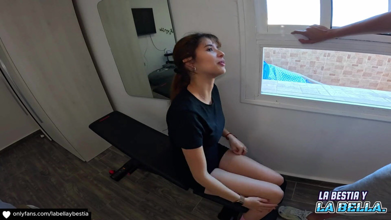 Labestiaylabella: Me follan duro el culo en el gimnasio donde llenan...