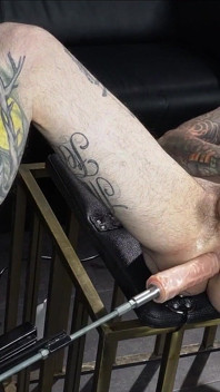 Kekalkan jarak anda Aiden dan Ruckus yang menampilkan Ruckus, Aiden Starr