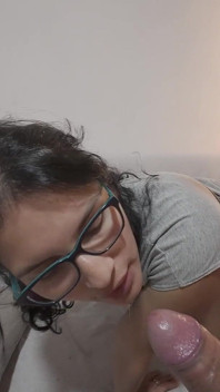Jag ber honom suga min kuk och vi slutar med att ha sex väldigt hett