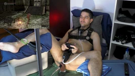Março de 2023 - show de cam ao vivo bônus - jogando videogame enquanto é fodida por máquina