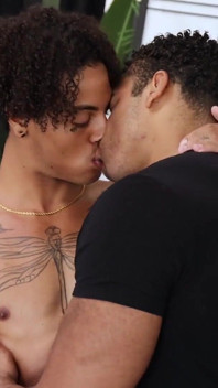 Brock Bradley enche August Ryder ao máximo com seu pau grande e gordo