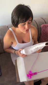 我把她非常想要的靴子送给了我性感的小继女，她很高兴，最终得到了。