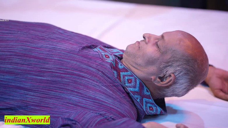 Indian Xshot: Budda bătrână fute două fete frumoase cu sex în trei viral