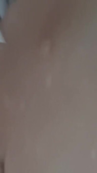 Main di kamar mandi