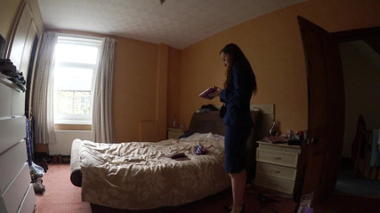 SophiaSmithUK: Realitní Agentka Se Namočí Plně Oblečená