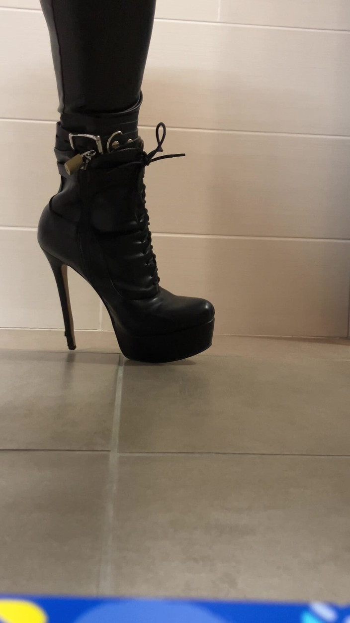 Celiasm: Latexová ponožka na vysokém podpatku