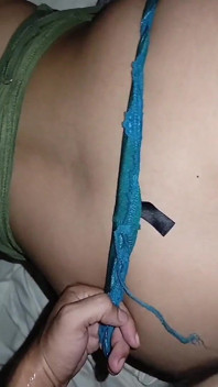 Fotto la mia ragazza davvero duramente nel culo quando è a casa da sola! Ho preso il mio cazzo e lei allarga rapidamente le gambe.