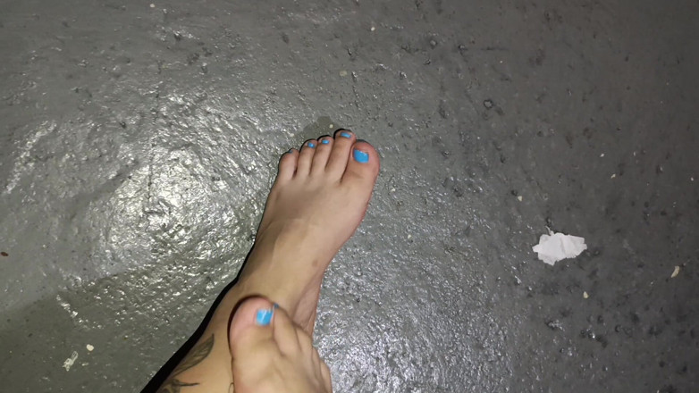 Dalyla: Feet with Pecueca and Bad Smell You Like