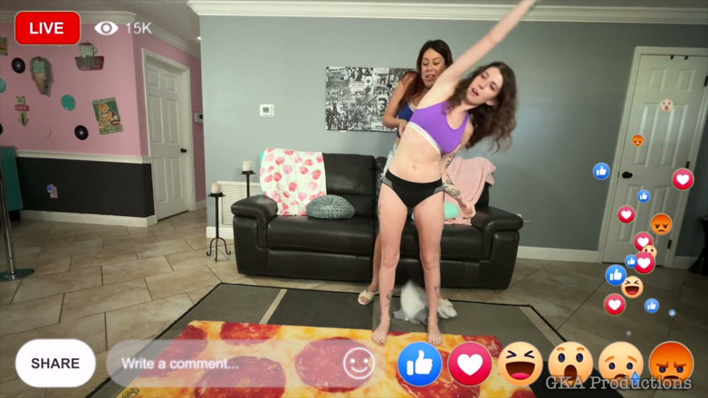 Ginary's Kinky Productions: Livestream strip-tease surprise - Nikki Brooks embarrasse son destin love devant...