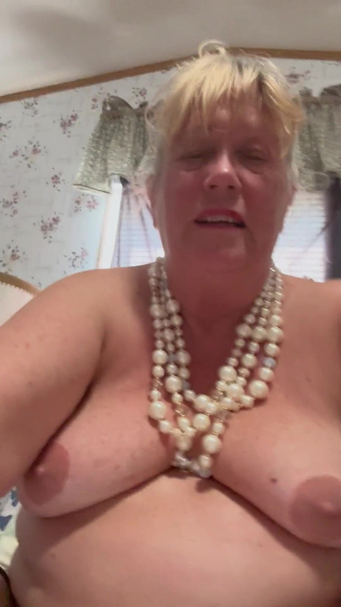 Big Ass 4 U: Slutty Granny Shows up Close Cunt