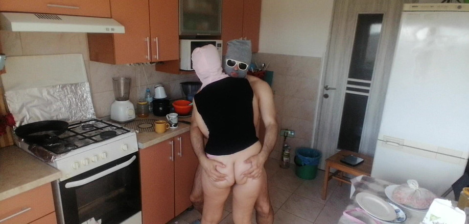Mirsur: Pasangan bersenang-senang di dapur. Istri seksi dientot di rumah sambil...