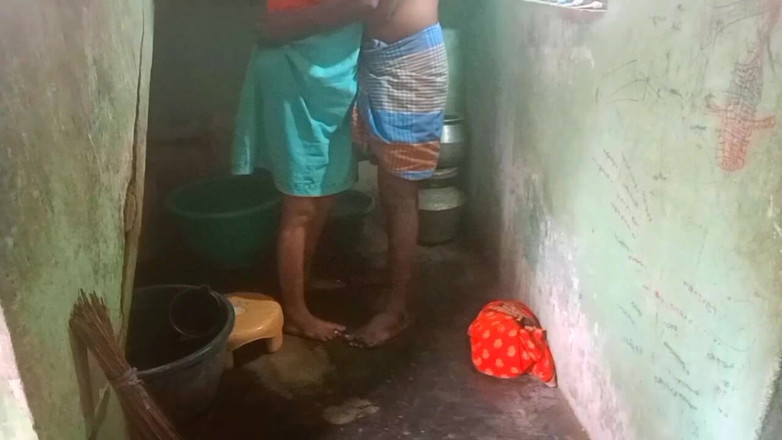 Desi Sathiya: Desi indická manželka šuká ve vesnici Hasband