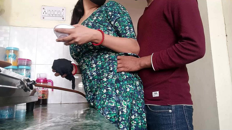 Yourdidipriya: Bini menghilangkan dahaganya dengan berkongkek di dapur walaupun dia tidak...