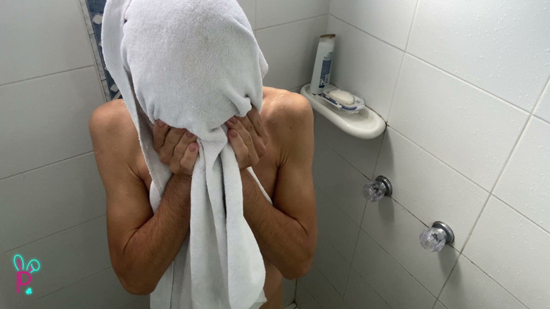 Isak pervert: Sexy mladý muž tančí ve svém pokoji a hýbe svým...